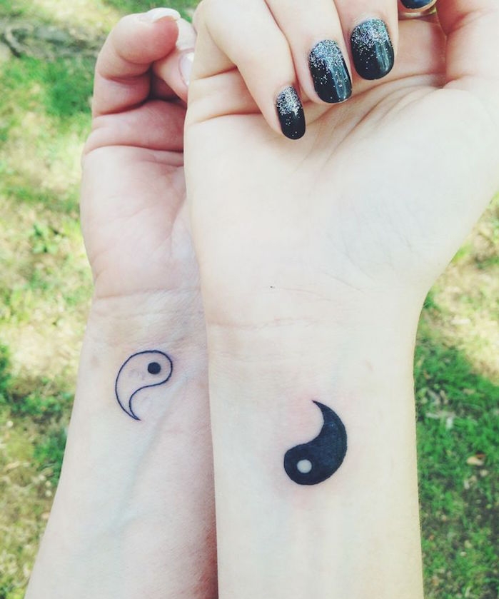 symbole amitié tattoo en commun tatouage complémentaire yin yang 