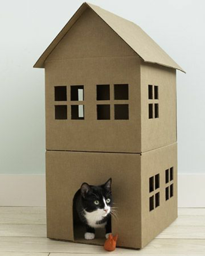 abri pour chat, maison pour chat en carton, deux étages, porte et plusieurs fenêtres