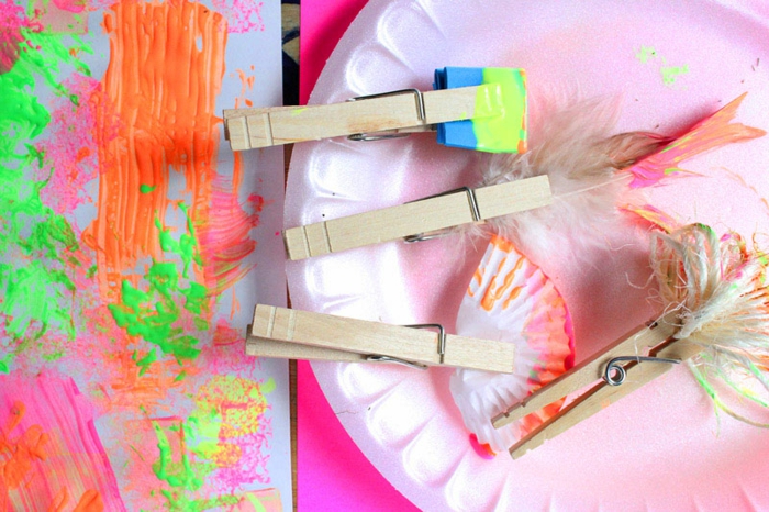 activité créative pour enfants avec des pinces à linge en bois, pinceaux à dessin diy, que faire avec des pinces à linges en bois