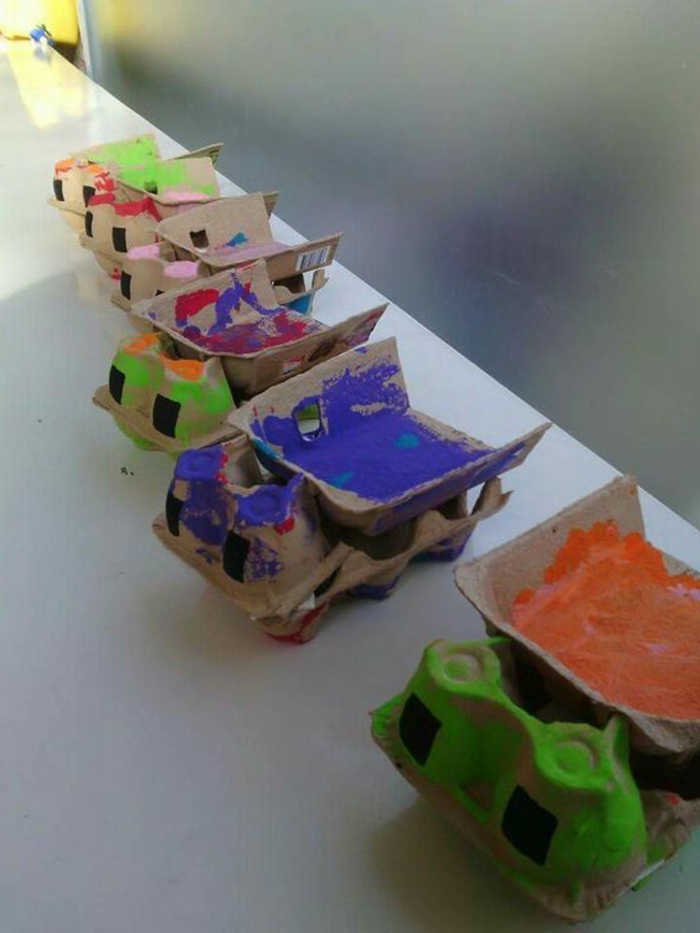 activité manuelle avec boite a oeuf, camions colorés en boîtes d'oeufs