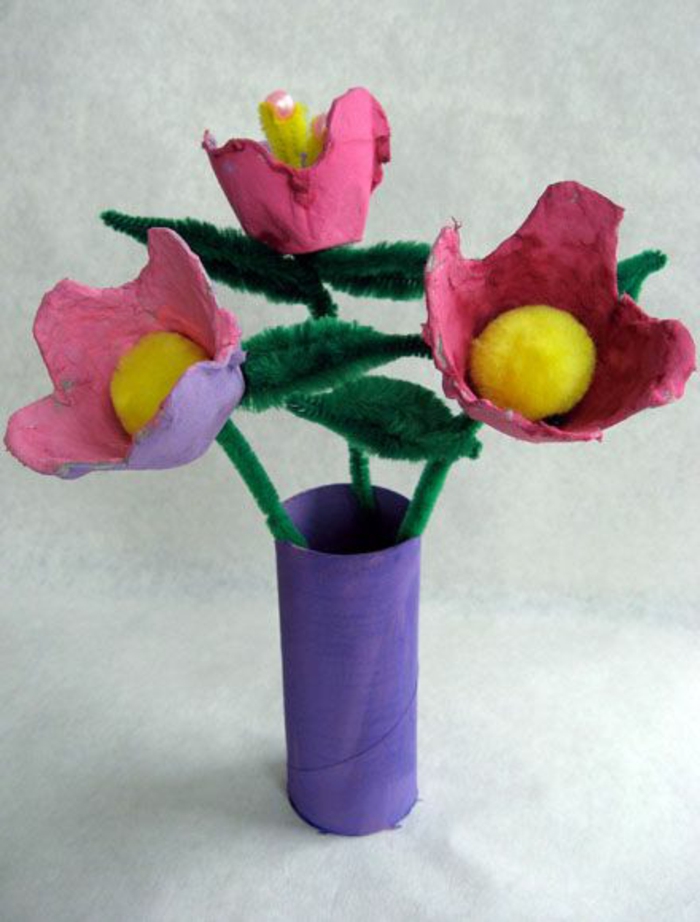 activité manuelle avec boite a oeuf, vase avec fleurs de rouleau de papier toilette