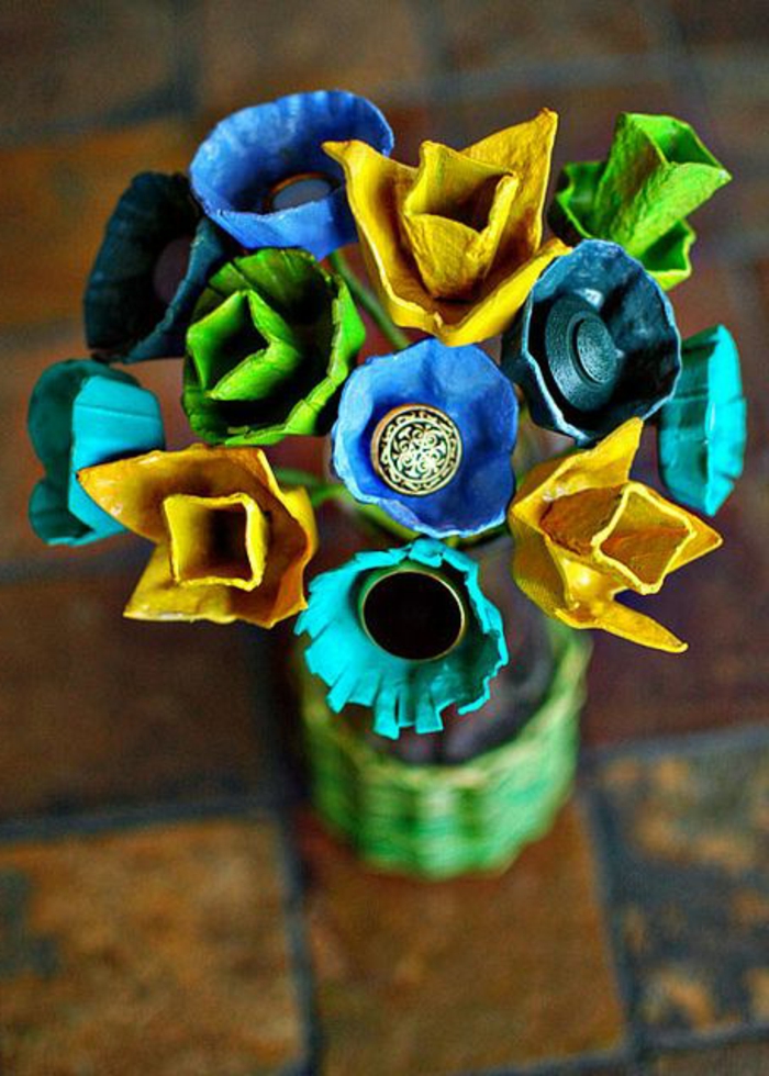 activité manuelle avec boite a oeuf, décoration de fleurs colorés artificielles