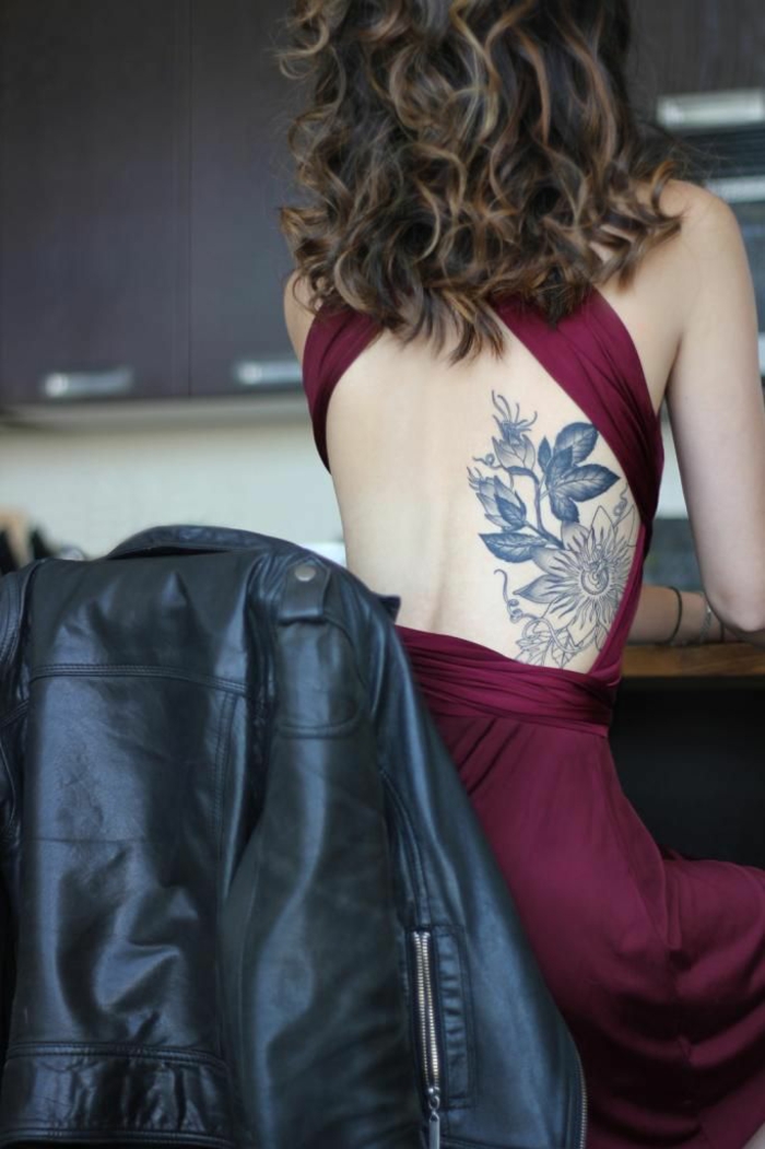 Fleur de lotus signification tatouage mandala femme dos robe rouge