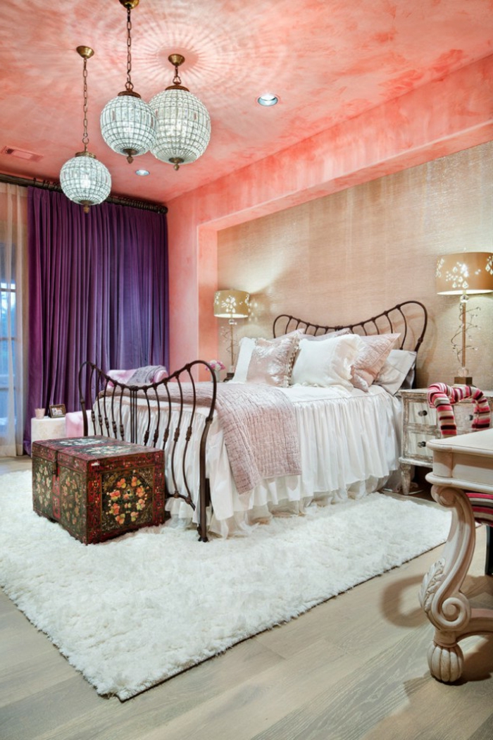 idée déco chambre, tapis blanc moelleux, cadre lit en fer forgé, plafond corail, coussins rose pastel