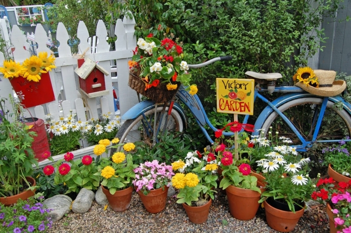 decoration exterieur de jardin, vélo peint en bleu, signe jardin, mangeoire d'oiseaux, chapeau en paille