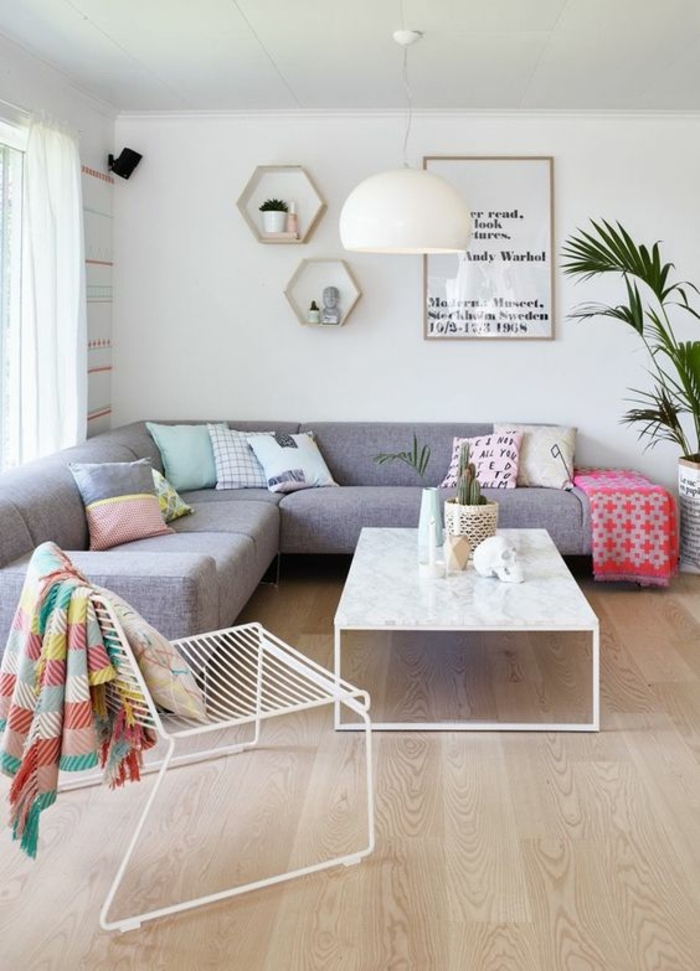 aménager une chambre de 10 m2, joli salon avec sofa d'angle gris et table basse blanche 