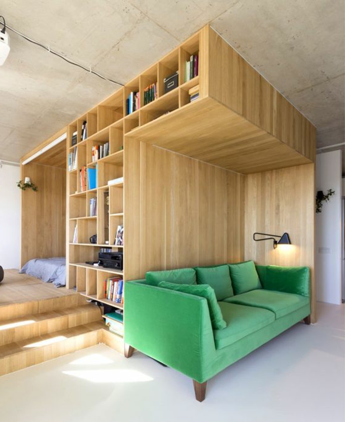 aménager une chambre de 10m2, bibliothèque et lit en bois, sofa vert 