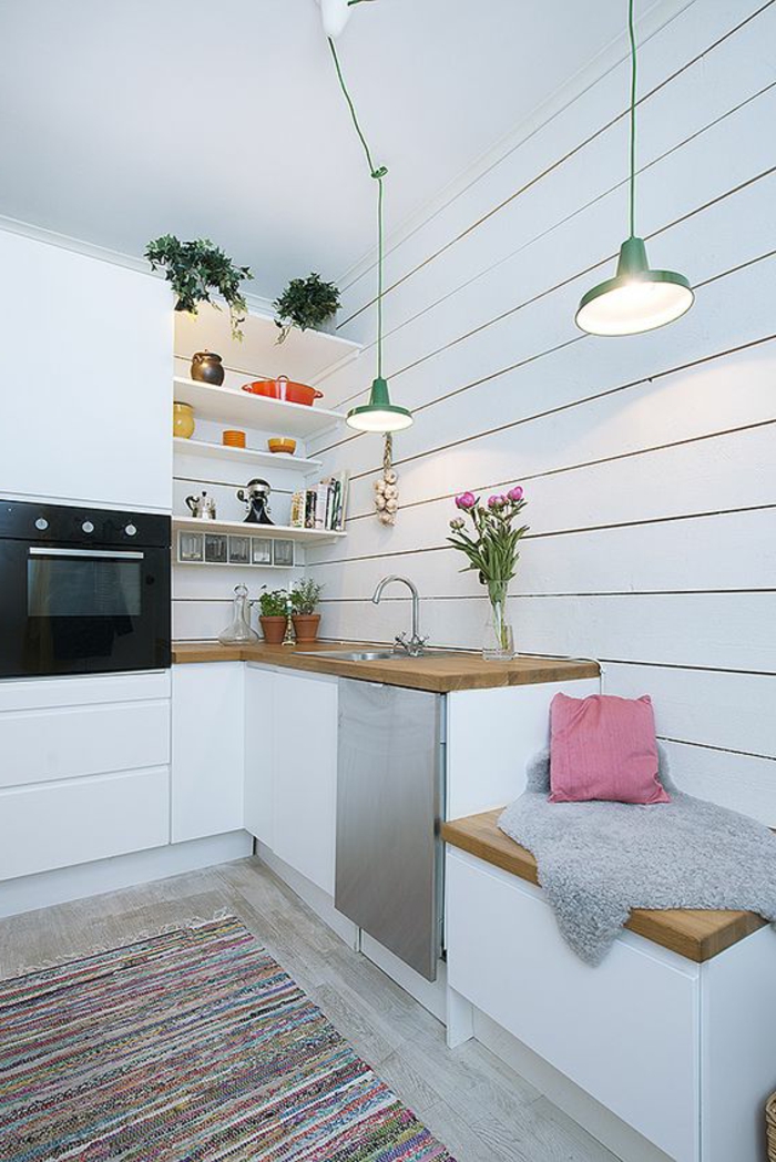 aménager une chambre de 10 m2 comme cuisine, comptoir de cuisine, évier, mur blanc