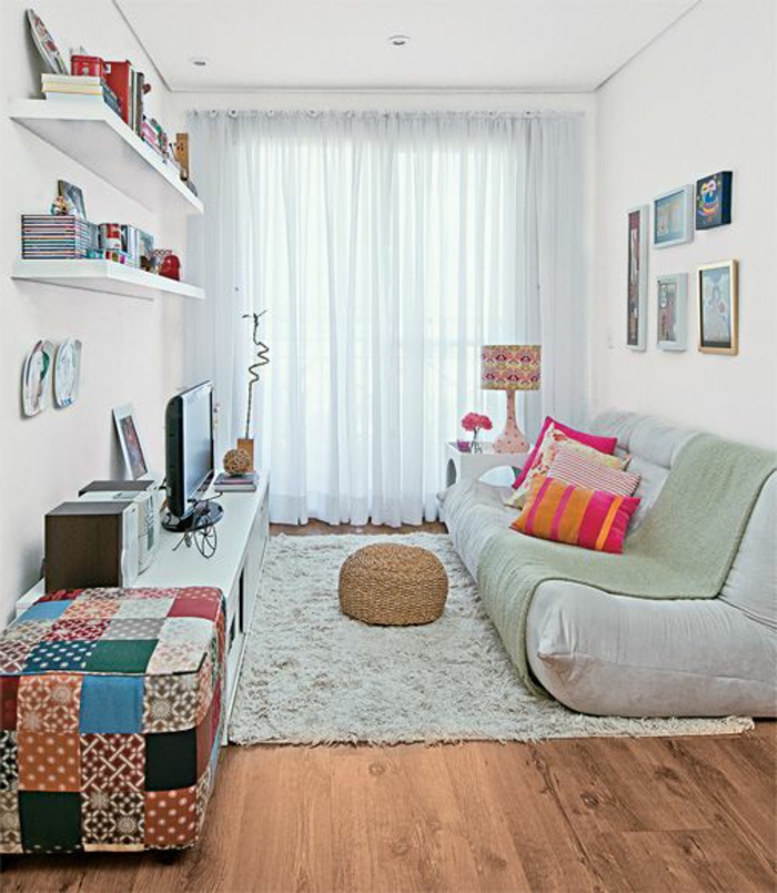 aménager une chambre de 10 m2, tapis blanc moelleux, pouf, grand canapé matelas et étagères