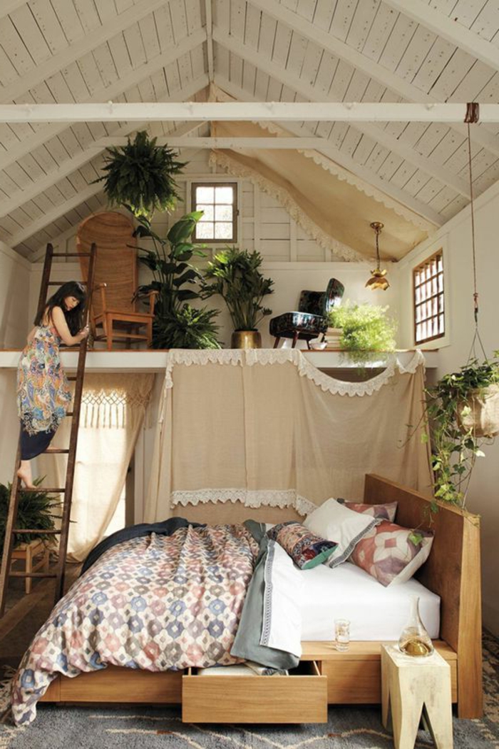 aménager une petite chambre avec mezzanine, chambre attique lambris blanc 