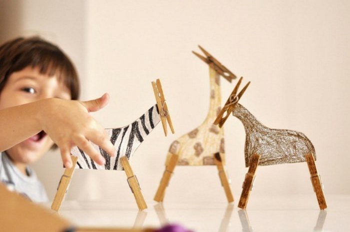 activité manuelle pour enfants, créer une sculpture d'animal africain avec des pinces à linge, que faire avec des pinces à linges en bois pour amuser les enfants 
