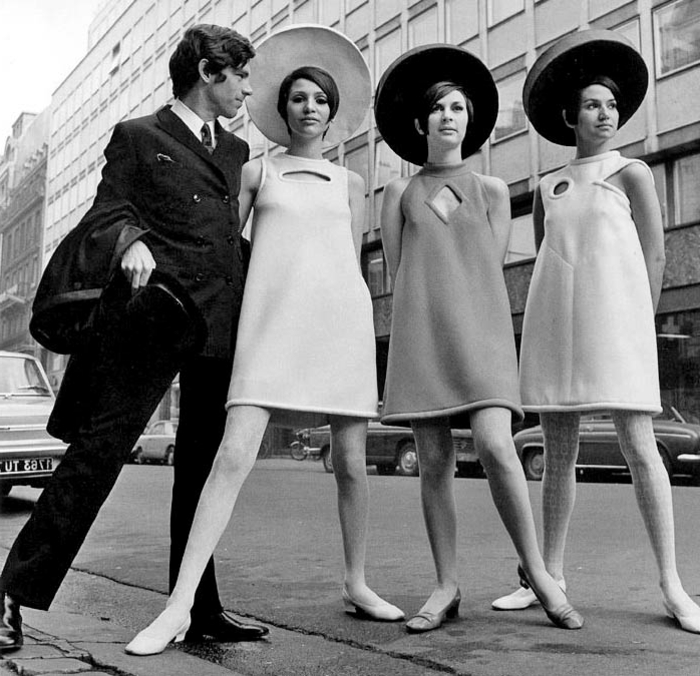 année 60 mode, des femmes en robes trapèze avec grands chapeaux feutre