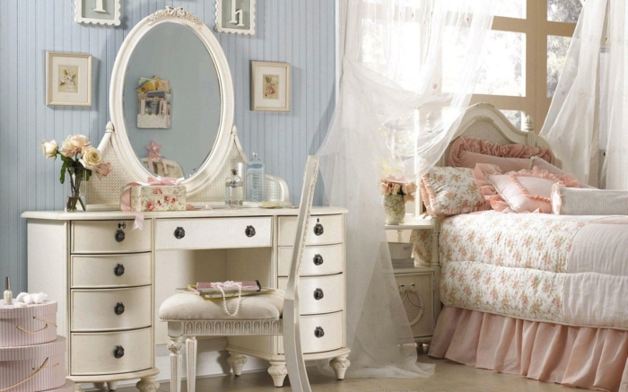 decoration interieur, miroir ovale en blanc, cadres photos rectangulaires, boîtes rose, table de chevet vintage