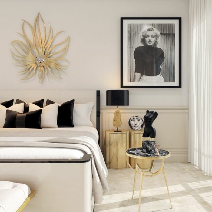 art nouveau art déco, table basse dorée, portrait de Marilyne Monroe, décoration murale dorée, coussins en noir et blanc