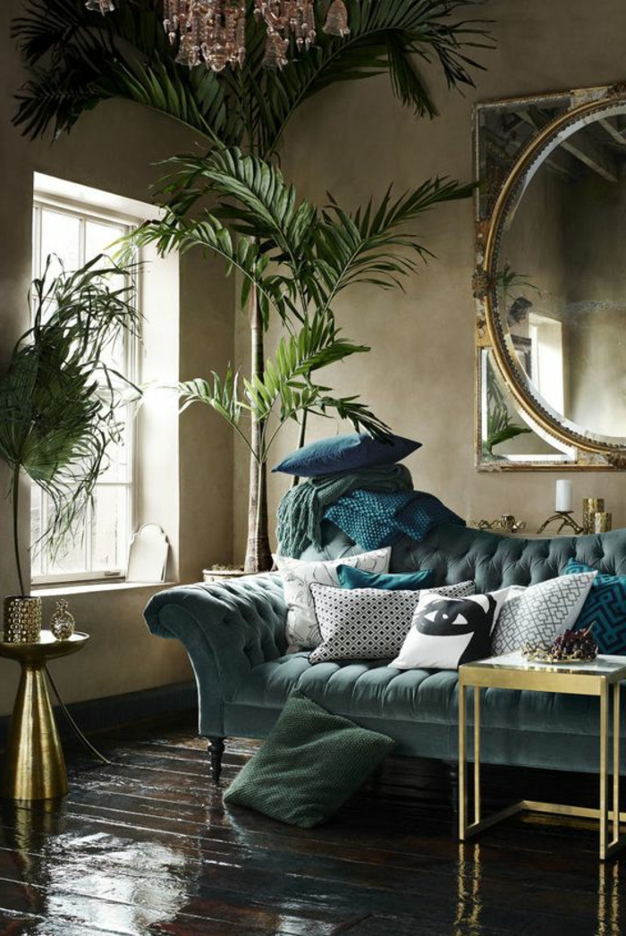 art nouveau art déco, sofa bleu caitonné, grand miroir rond, petite table basse