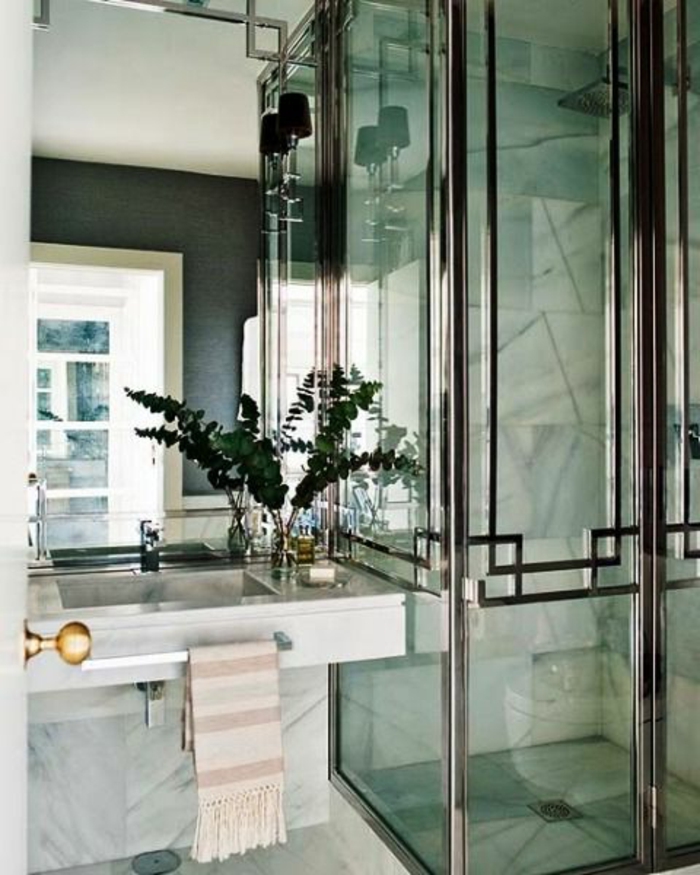 art nouveau art déco, murs en marbre, grand miroir, cabine de douche en verre, lavabo rectangulaire