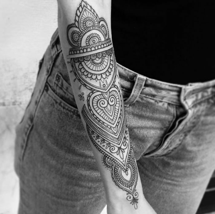 motif mandala lotus tatouage bras complet femme