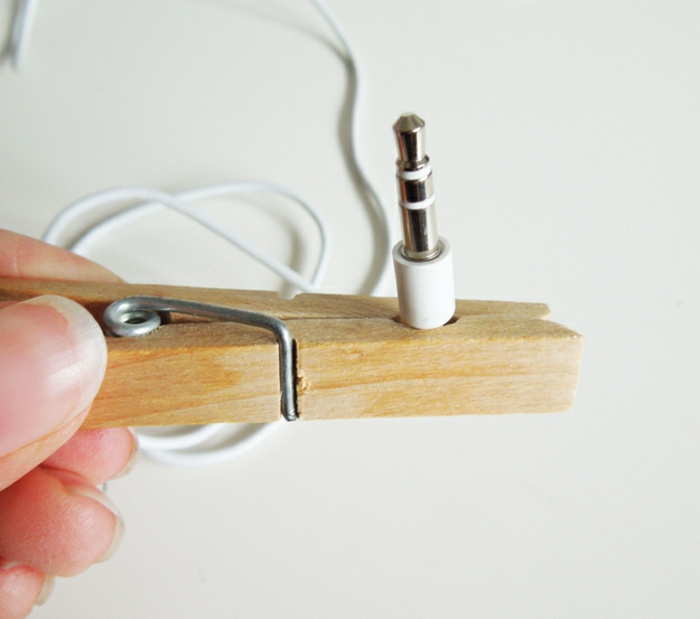 une pince à linge bois transformée en porte-écouteur original et personnalisé