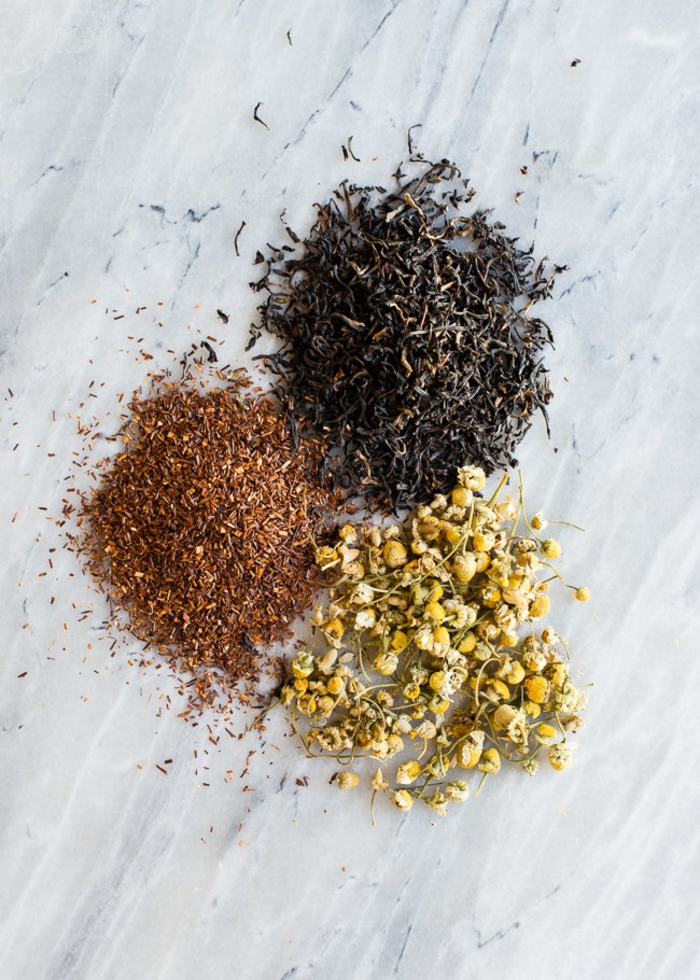 astuces-pour-teinture-cheveux-naturelle-recettes-coloration-au-thé-rooibos-thé-noir-camomille préparer un spray capillaire à l' infusion au thé pour assombrir ou éclaircir ses cheveux, une teinture naturelle pour cheveux à base végétale