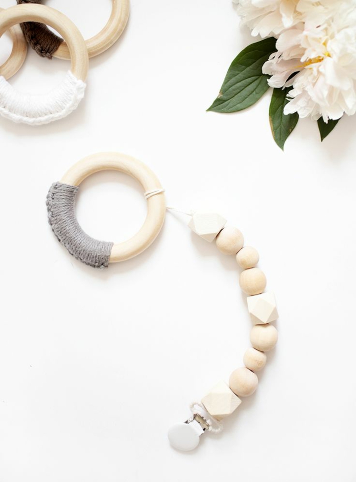 réaliser une attache-tétine en perles bois, idée pour un cadeau baby shower 