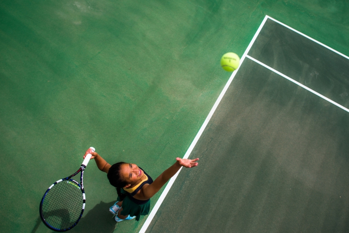 sport pour femme, terrain tennis, balle de tennis, raquette de tennis, baskets bleu et blanc, jupe verte