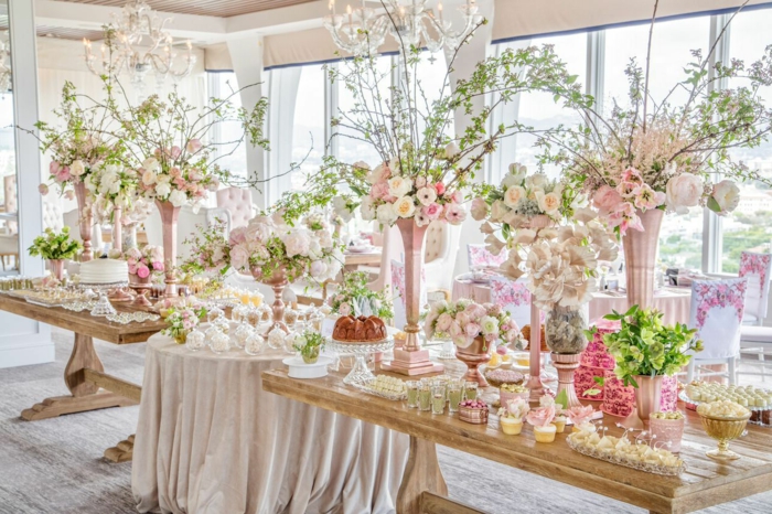 candy bar mariage bonbons, gâteaux et cupcakes, riche déco florale, grandes vases de fleurs, et bouquets de fleurs rose et blanches, tables rustiques, mariage champetre