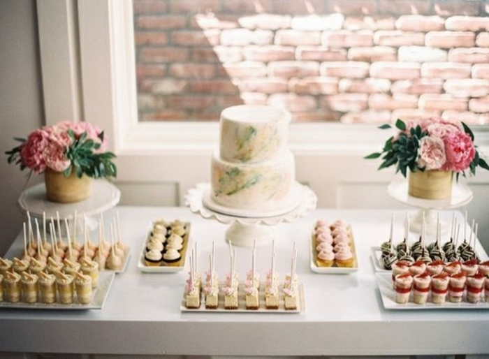 simple idée de bar à bonbons mariage, cupcakes, petits gâteaux et sucette gateau, présentoirs gateau avec des bouquets de fleurs dessus, gâteau à deux étages