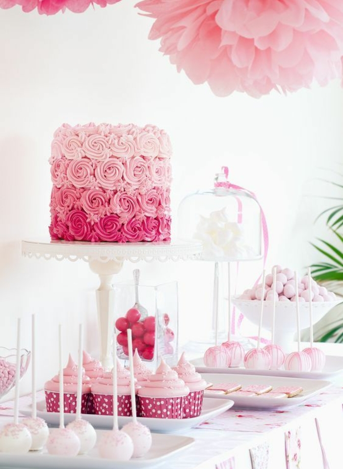 decoration bar a bonbons rose, cupcakes, sucette gateau et gâteau à roses de crème fraîche, guimauves blancs, fleurs en papier de soie rose