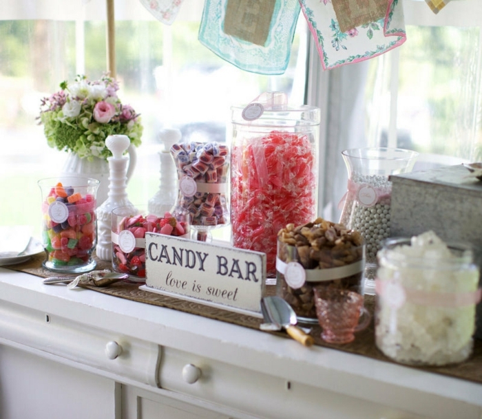 decoration bar a bonbons, bonbonnières en verre, géligiés, réglisses, caramels, dragées, étiquettes candy bar, bouquet de fleurs champetres, meuble vintage