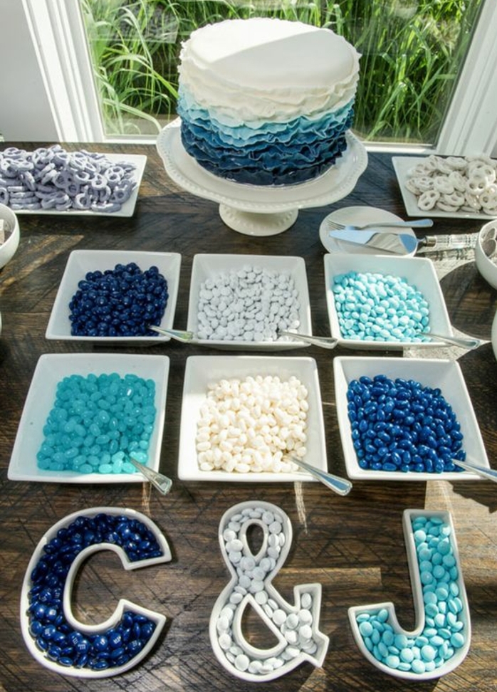 dragées et bonbons de sucre en bleu et blanc, gateau en bleu et blanc, table en bois, décor exterieur naturel, bar à bonbons mariage