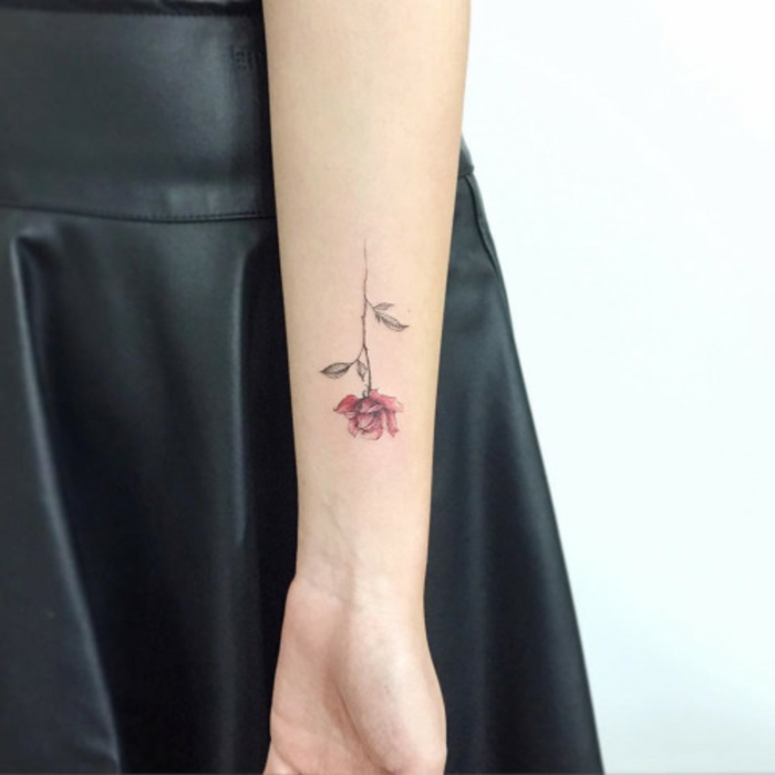 Joli tatouage fleur de rose ou pivoine tatouage