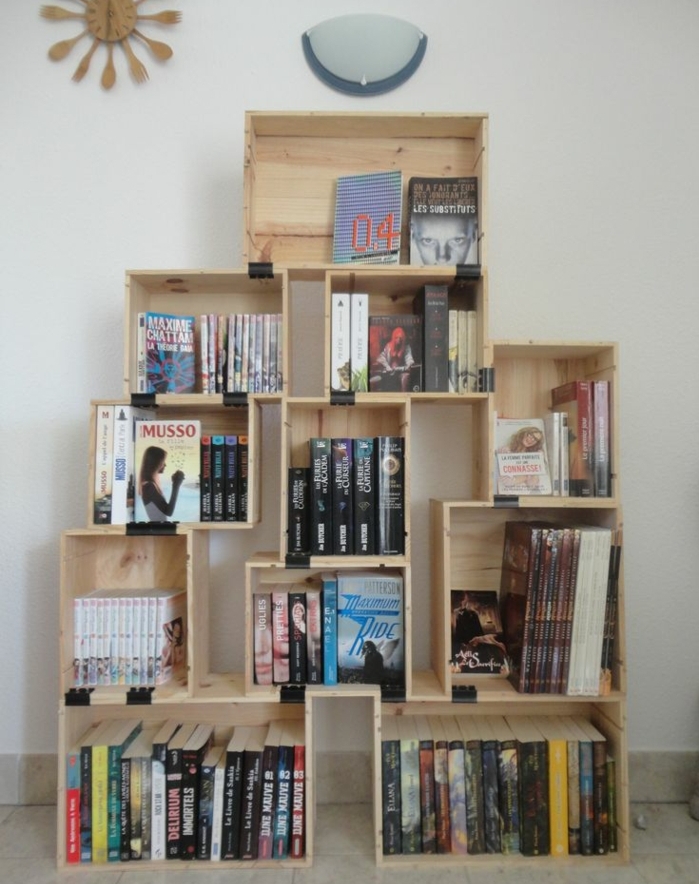 bibliothèque caisse de vin, structure pyramidale, idée comment organiser ses livres, mobilier recup tendance