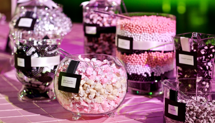 caramels, dragées et bonbons de sucre dans des bonbonnières en verre, idée menu mariage, point focal, étiquettes, idee deco table rose