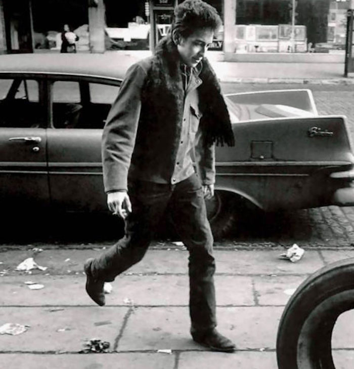 bob dylan marchant dans la rue avec ses ankle boots chaussures