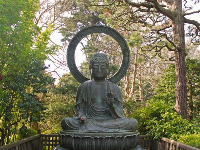 objets decoration jardin, arbres verts, broussailles, statue de bouddha pour le jardin, jardin zen