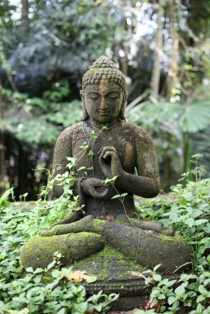 objets decoration jardin, statue de boudhha, jardin zen japonais, arbres verts, broussailles