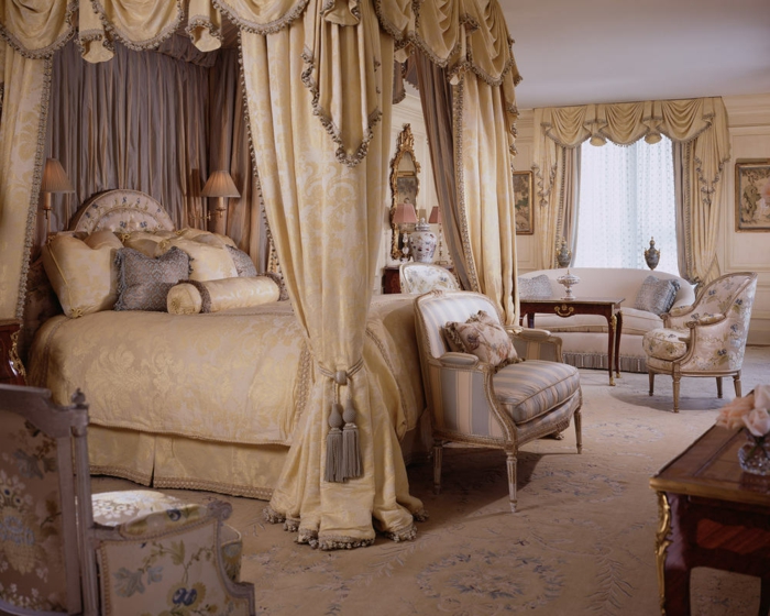 deco chambre, tapis beige à motifs floraux, lit king size, lampes de chevet, cantonnière, canapé blanc