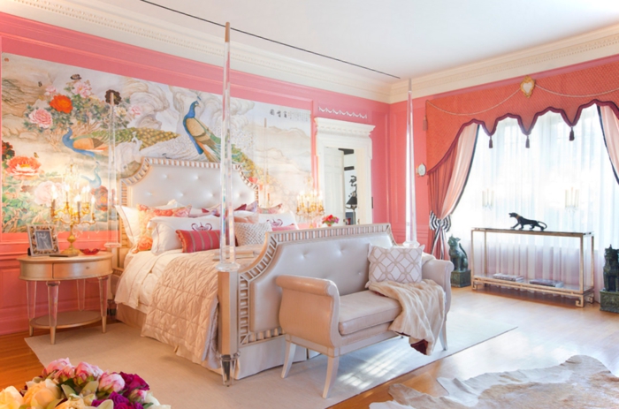 idée peinture chambre, papier peint à motifs paon, murs rose, plafond blanc, tapis beige, table de chevet ronde