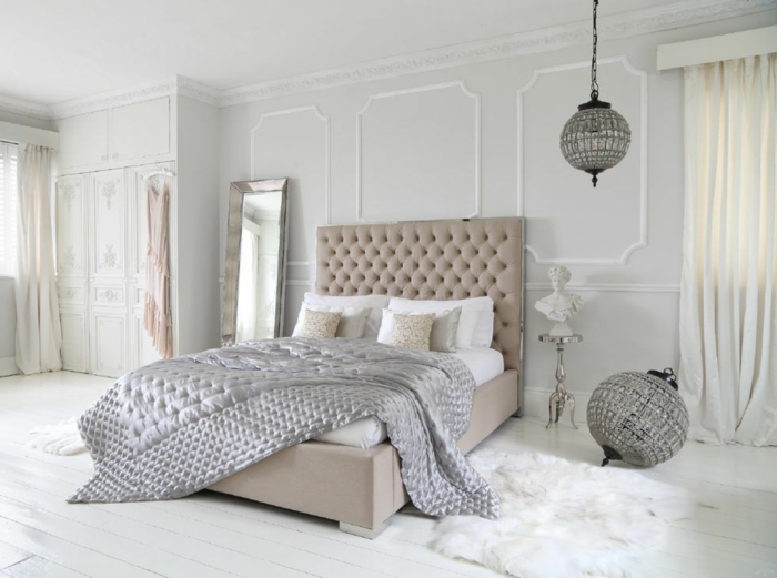 idée déco chambre, grand miroir, garde robe blanche, murs ivoire, rideaux blancs, couverture de lit grise