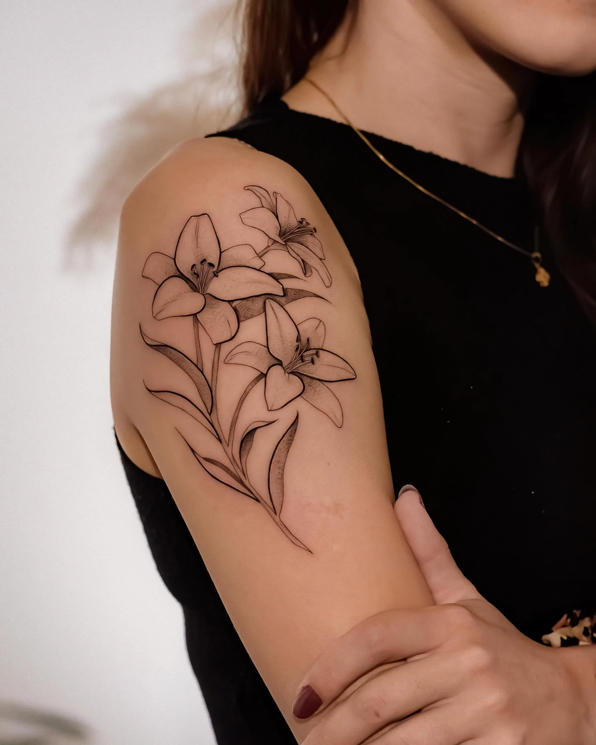 bouquet fleurs petales bras epaule tatouage femme collier or