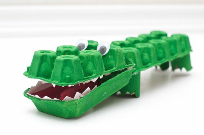 bricolage boite a oeuf, crocodile vert avec des yeux et des dents