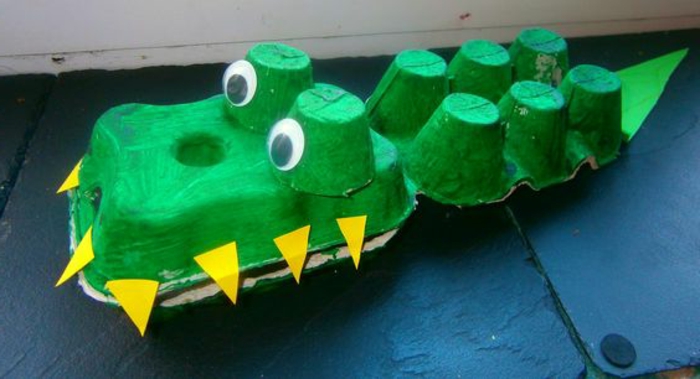 bricolage boite a oeuf, crocodile avec des dents jaunes avec des matériaux récyclés