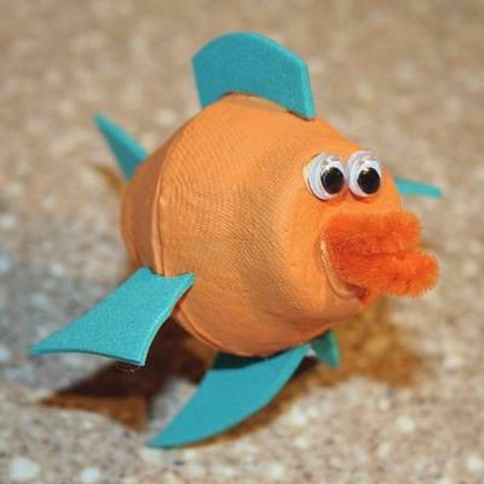 bricolage boite a oeuf, poisson orange avec des nageoirs bleus