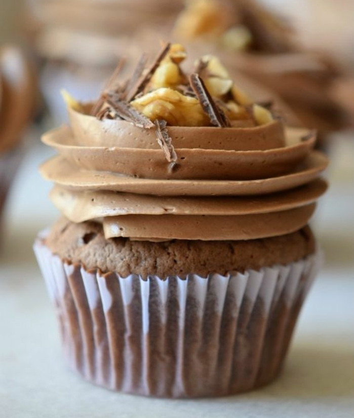 exemple de recette cupcake brownie fudge avec espresso, chocolat, poudre de cacao, decoration nid, rempli de noix
