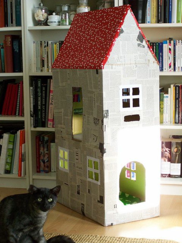 cabane a chat habillée en feuilles de papier et étagère blanche