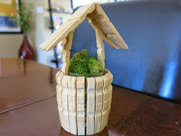 un cache-pot en forme de puits fait avec des pinces à linge en bois, bricolage facile avec une pince à linge bois
