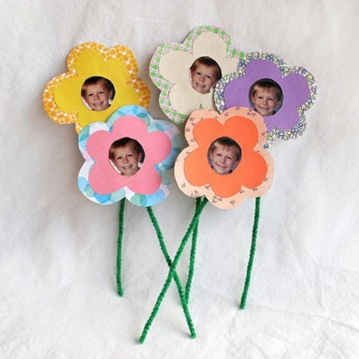 fleurs en papier encadrant des photos enfant, idée comment fabriquer un cadre photo, activité manuelle maternelle