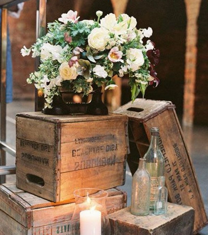 cagette bois pour fabriquer une decor mariage champetre chic, bouteilles en verre, vouquet de fleurs, bougie