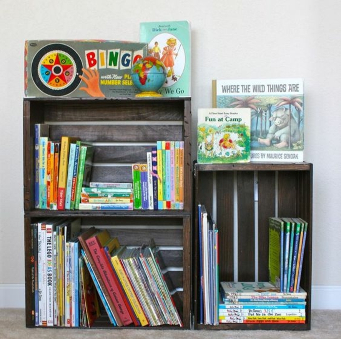 meuble en cagette sur le sol, chambre montessori, rangement pour livres enfant et jouets, idée comment fabriquer un meuble recup soi meme