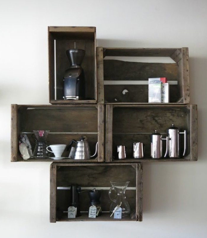 meuble en cagette, étagères murales en bois brut, rangement cafétières, vaisselle, idée comment aménager et organiser sa cuisine